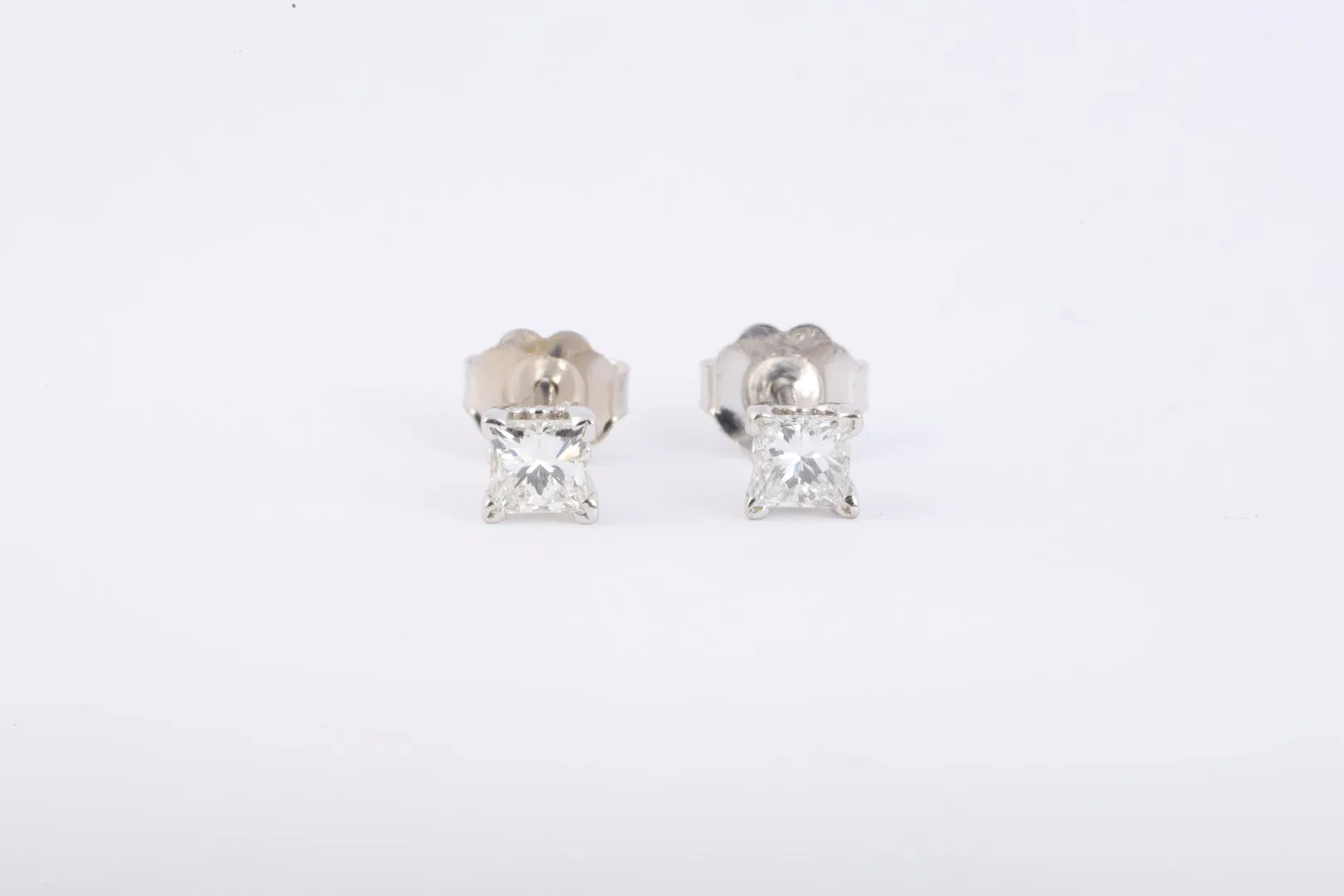 14k White Gold 0.58tcw Diamond Stud Earrings (0.90g.)