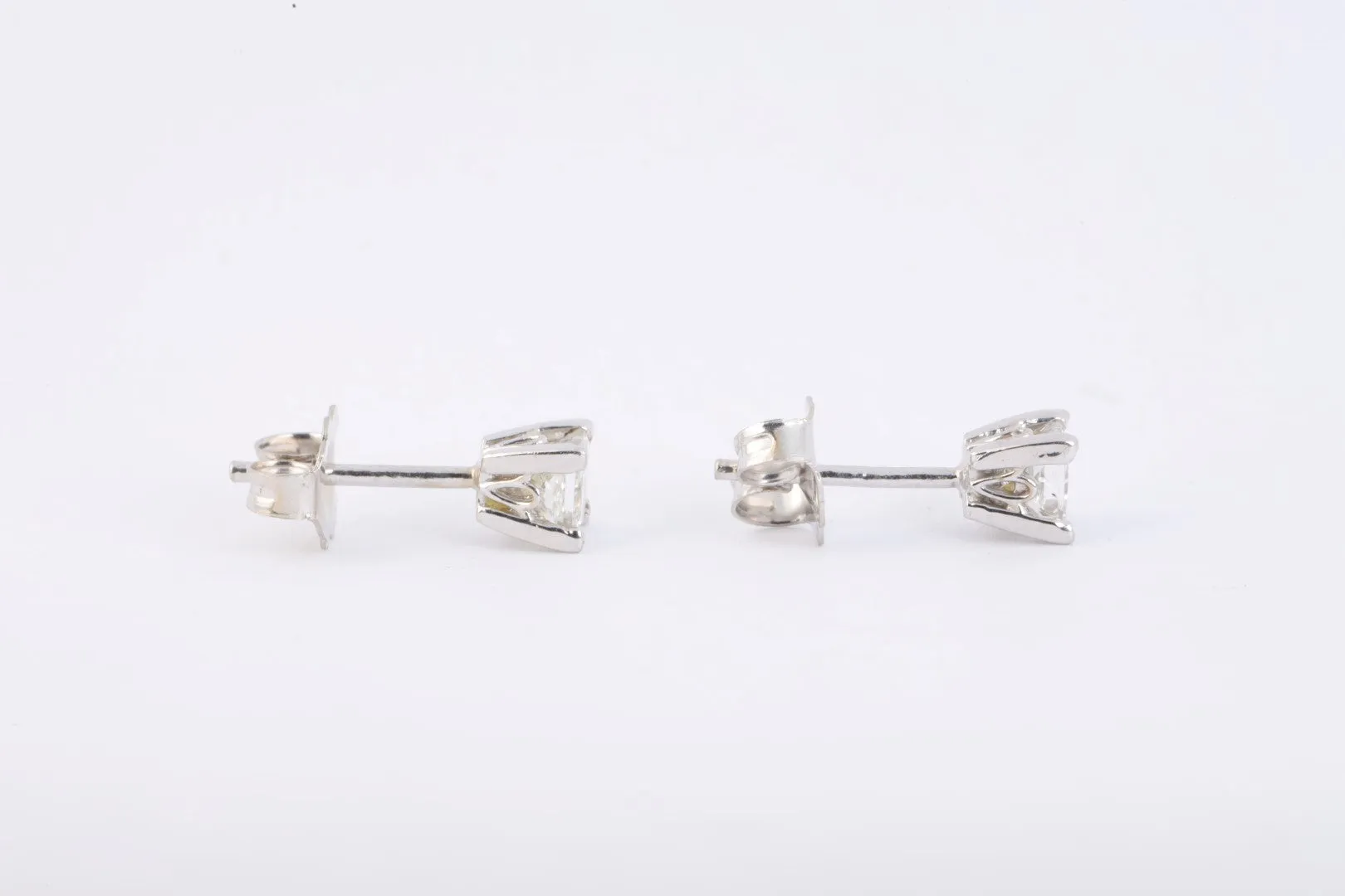 14k White Gold 0.58tcw Diamond Stud Earrings (0.90g.)